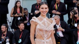 Алекс Богданска се разходи с лодка