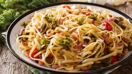 Паста с къдраво зеле и наденица