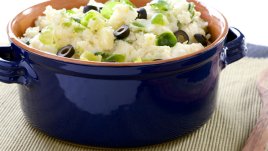 Намачкани картофи с топено сирене и маслини