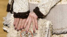 Празничен маникюр в цвят шампанско