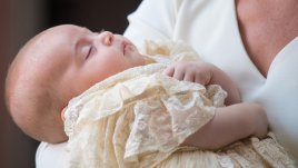 Кръстиха принц Луи на частна церемония