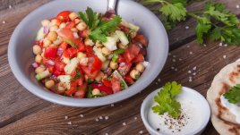 Средиземноморска салата с нахут