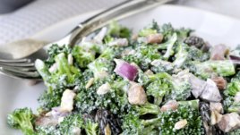 Салата с пресни броколи и бекон