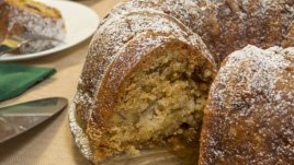 Кекс с ябълки, орехи и канела