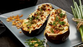 Пълнени патладжани с наденица и моцарела 