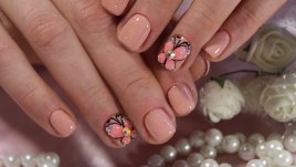 Маникюр с блясък – винаги добра идея