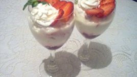 Ягоди с крема сирене и сметана