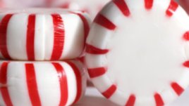 Декорация в бяло и червено