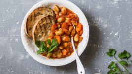 Боб с лук в доматен сос 