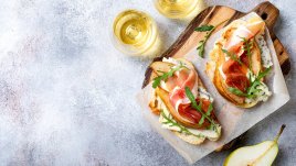 Кростини със сирене горгондзола и прошуто