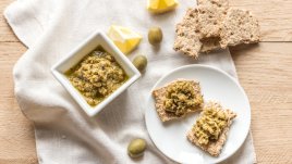 Разядка със зелени маслини и крема сирене