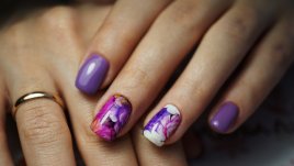 Какви цветя ще добавим в маникюра си 