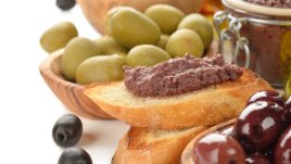 Разядка с маслини и сирене фета