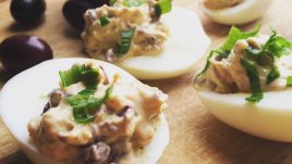 Пълнени яйца с топено сирене и маслини