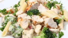 Пилешко с паста и броколи