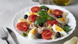 Салата с паста, риба тон и яйца