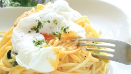 Спагети с бекон, домати и поширани яйца