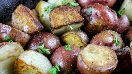 Глазирани червени картофи с мед и горчица