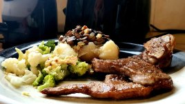 Агнешки бут на бавен огън с хрупкави картофи