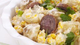 Картофена салата с царевица, яйца и колбас