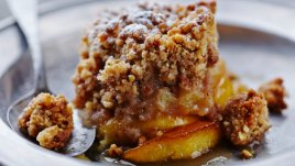 Лесен сладкиш с ябълки и овесени ядки