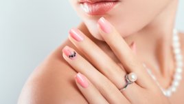 Маникюри с кристали и перли (галерия) 