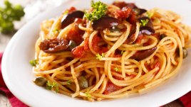 Лесна паста с домати, маслини и каперси