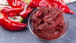 Турска пикантна паста с чушки (Biber Salcasi)