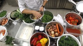 Все повече мъже се научават да готвят