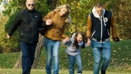 Светът на Тони, Страшко, Косьо и Яница, с дъх на кафе и бисквитки от какао