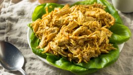 Салата с пиле, къри, целина, стафиди и кашу 