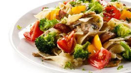 Цветна салата с паста и броколи 