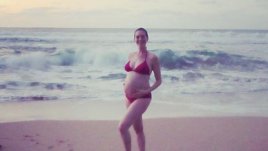 Ан Хатауей показа бременното си коремче по бански