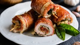 Телешки руладини със сушени домати, спанак и бекон 