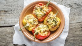 Пълнени чушки, печени с картофи