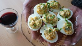 Видео рецепта: Пълнени яйца с извара 