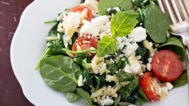 Салата със спанак и паста орзо 