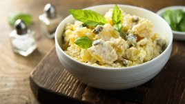 Картофена салата с кисели краставички и майонезен дресинг