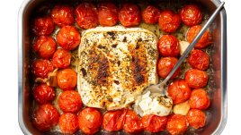 Запечено фета сирене с чери домати