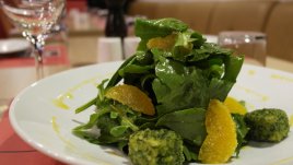 Салата от спанак с рачешки ролца