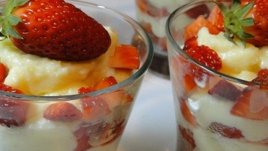 Кокосов крем с ягоди