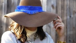 Шапка с мека периферия и пера