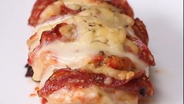 Пилешки гърди с моцарела и салам