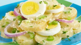 Картофена салата с яйца и мариновани чушки
