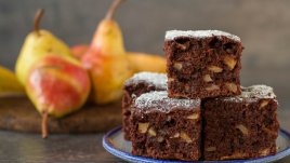 Кекс с круши, ядки и шоколад