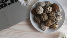 Бонбони с шоколад, орехи и стафиди