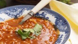 Доматена супа с червена леща и кориандър 