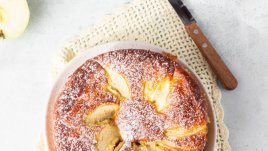 Сладкиш с ябълки и стафиди с много малко брашно