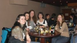 Az-jenata.com празнува с приятелите си