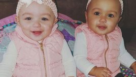 Вижте сладки близнаци, но от различни раси 